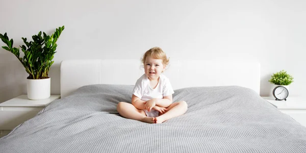 Happy Cute Little Girl Sitting Bed Modern Bedroom — Stock Photo, Image