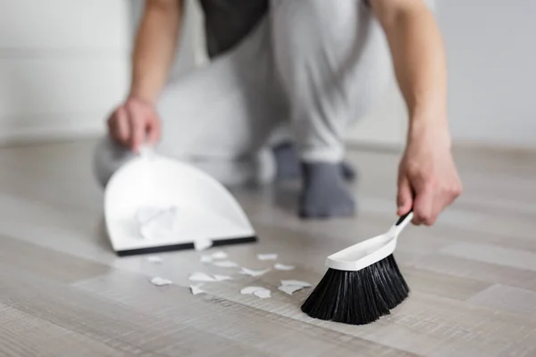 Erkek Elleri Oturma Odasında Kağıt Parçalarını Kepçe Fırçayla Temizliyor — Stok fotoğraf