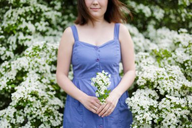 Çiçek açan ağacın dalını yaz bahçesinde kadınların ellerinde kapatın.