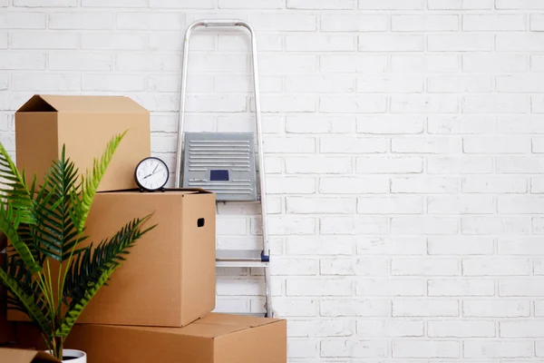 搬家日概念 纸板箱 家居用品和其他东西 复制白砖墙背景上的空间 — 图库照片