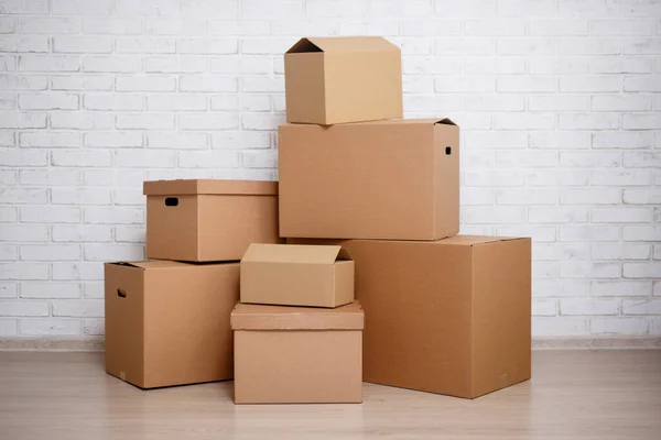 Cardboard Boxes White Brick Wall Background — Stock Photo, Image