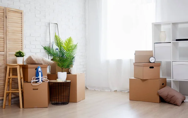 搬家日概念 新住宅客厅里堆放的纸板箱 家居用品及其他家居用品 — 图库照片