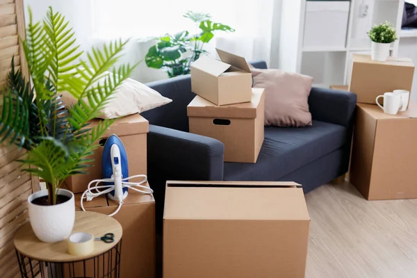 Moving Day Concept Στοίβα Από Καφέ Κουτιά Από Χαρτόνι Αντικείμενα — Φωτογραφία Αρχείου