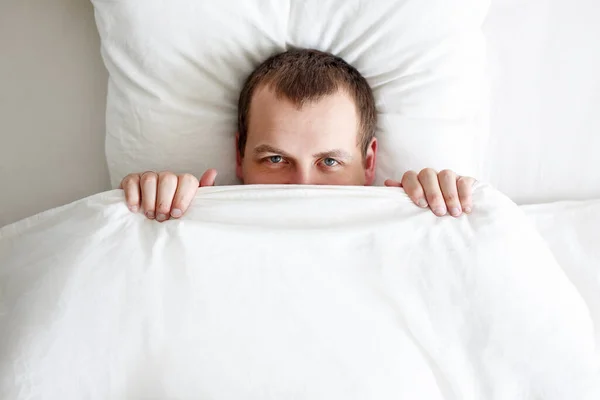Genç Adamın Yatakta Yattığını Yüzünü Beyaz Bir Battaniyeyle Örttüğünü — Stok fotoğraf