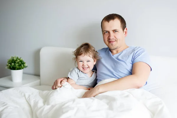 Buen Día Concepto Familia Padre Feliz Hija Pequeña Sentada Cama —  Fotos de Stock