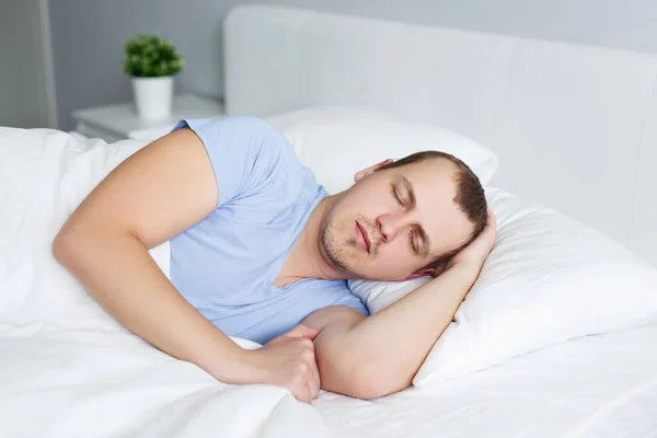 Evde Yatakta Uyuyan Genç Adamın Portresi — Stok fotoğraf