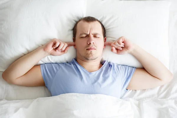 Hałaśliwi Sąsiedzi Ból Głowy Śpiący Zmęczony Młody Człowiek Leżący Łóżku — Zdjęcie stockowe