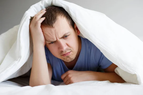 Conceito Depressão Homem Triste Cansado Deitado Cama Sob Cobertor — Fotografia de Stock
