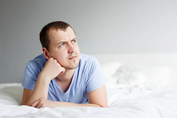 Homem Bonito Deitado Cama Sonhando Pensando Algo — Fotografia de Stock