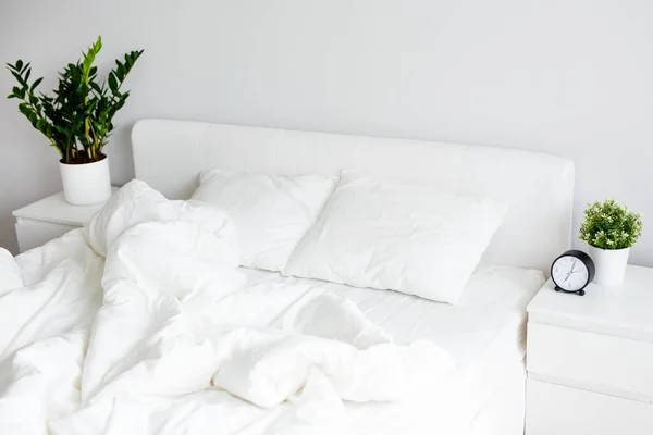 Cama Doble Sin Hacer Con Manta Blanca Dos Almohadas Casa — Foto de Stock