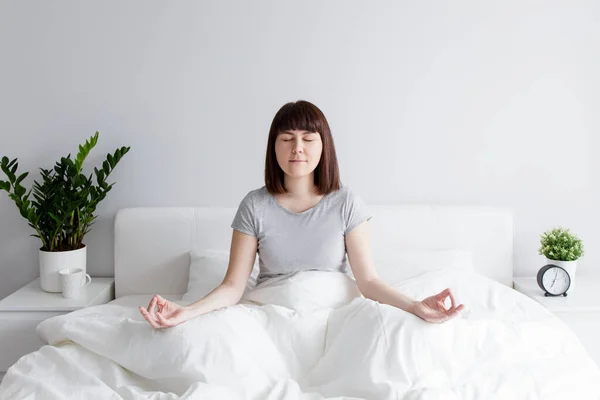 Mujer Feliz Sentada Cama Pose Yoga Casa Hotel — Foto de Stock