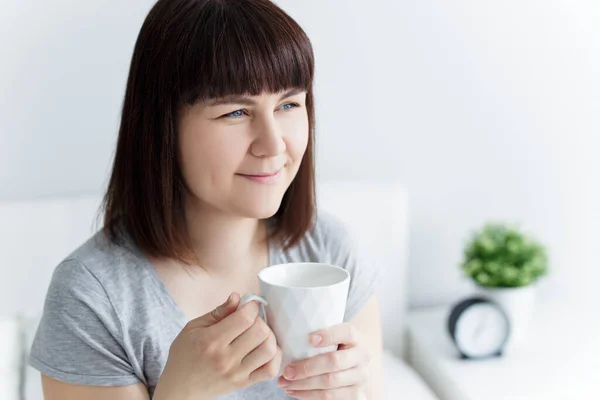 Porträtt Lycklig Kvinna Dricka Kaffe Hemma — Stockfoto