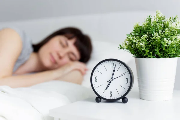 Goede Morgen Ontspanning Concept Wekker Nachtkastje Mooie Vrouw Slapen Bed — Stockfoto