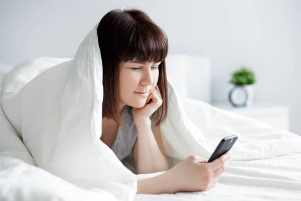 Retrato Jovem Mulher Bonita Usando Telefone Inteligente Deitado Cama Casa — Fotografia de Stock