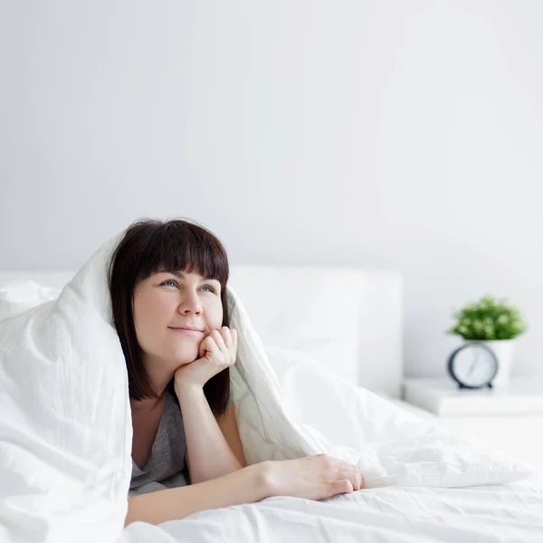 Genç Bir Kadının Portresi Yatakta Uzanıyor Evde Bir Şey Düşünüyor — Stok fotoğraf