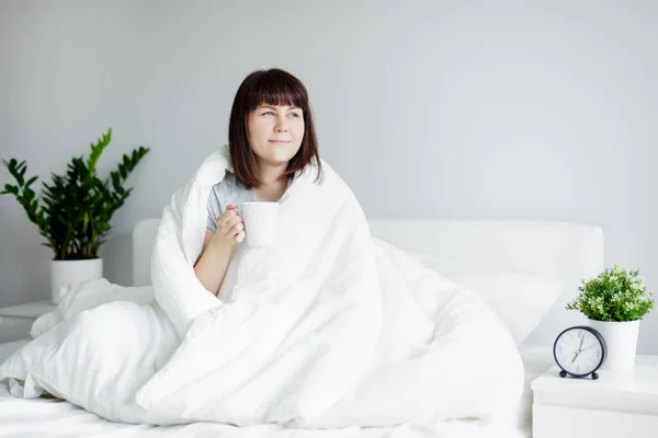 Portret Van Jonge Vrouw Gewikkeld Deken Zittend Bed Koffie Drinkend — Stockfoto