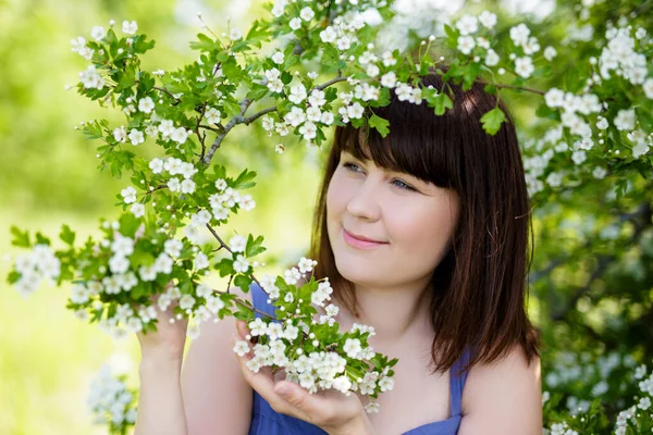 Retrato Mulher Bonita Com Árvore Florescente Primavera Jardim Verão — Fotografia de Stock