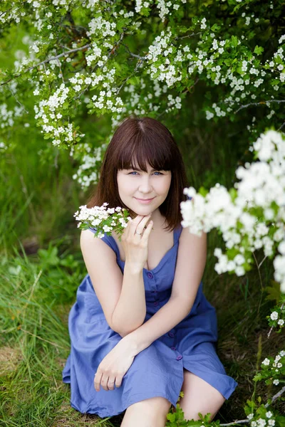 봄이나 정원에 꽃피는 아름다운 여인의 — 스톡 사진