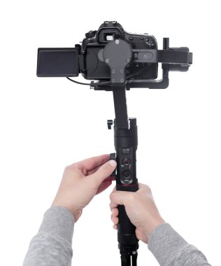 3 eksenli vibratör dengeleyicisinde modern dslr kamera beyaz arka planda izole erkek kameraman ellerinde