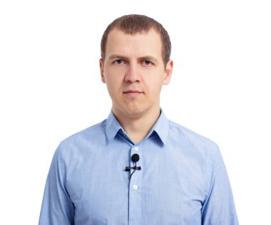 Beyaz arka planda küçük lavalier mikrofonlu bir muhabir ya da haber spikeri.