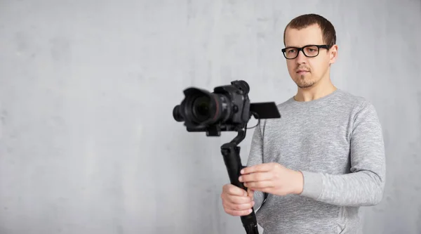 Profesjonalny Fotograf Nagrywający Wideo Nowoczesną Kamerą Dslr Osiowym Gimbalu Nad — Zdjęcie stockowe