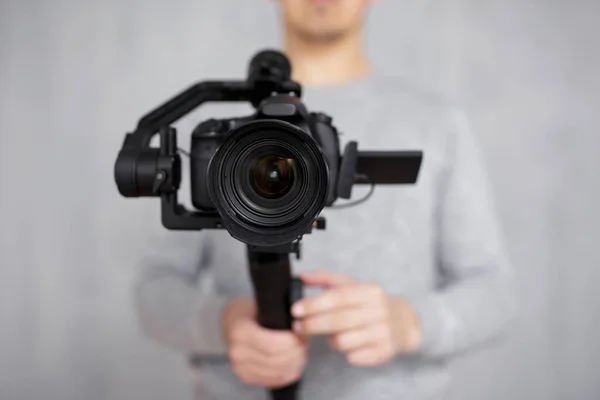 Nahaufnahme Einer Modernen Dslr Kamera Auf Einem Achsen Gimbal Stabilisator — Stockfoto