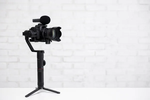 Moderne Dslr Camera Assige Gimbal Stabilisator Met Microfoon Witte Bakstenen — Stockfoto