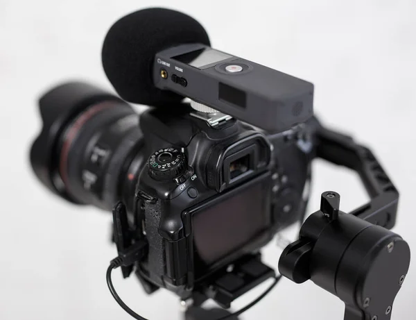 Close Câmera Dslr Moderna Estabilizador Gimbal Eixos Com Gravador Microfone — Fotografia de Stock