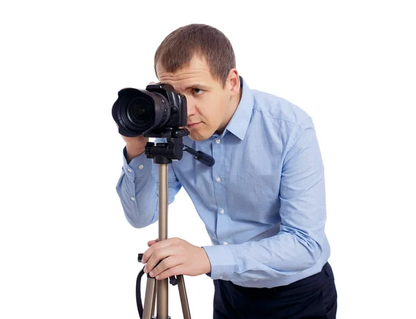 男性写真家やビデオカメラマンが白い背景に隔離された三脚で現代のDslrカメラで写真やビデオを撮る — ストック写真