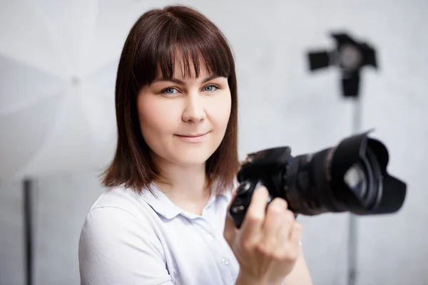 Retrato Joven Atractiva Fotógrafa Posando Con Cámara Estudio —  Fotos de Stock