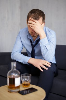 alkolizm, iş ve stres kavramı - evde veya ofiste viski içen stresli iş adamı