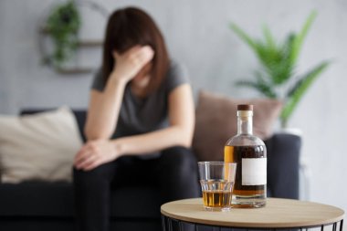 Kadın alkolizmi ve depresyonu - evde ağlayan ve içki içen genç kadın