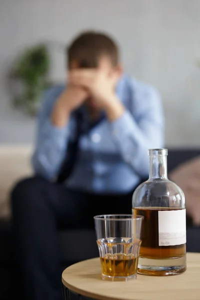 Närbild Öppen Whisky Flaska Och Glas Och Deprimerad Affärsman — Stockfoto