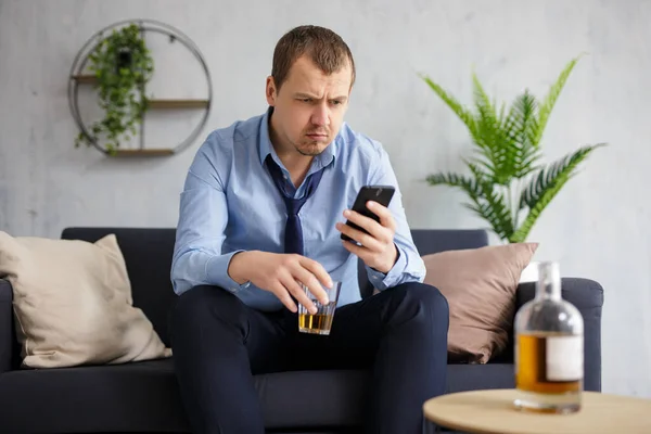 Alkoholismus Obchodní Stresová Koncepce Unavený Podnikatel Chytrým Telefonem Pití Whisky — Stock fotografie