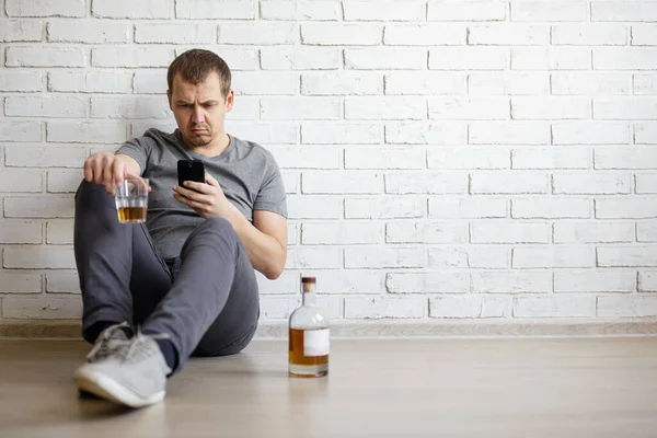 Alcolismo Depressione Concetto Giovane Seduto Sul Pavimento Bere Alcol Utilizzando — Foto Stock