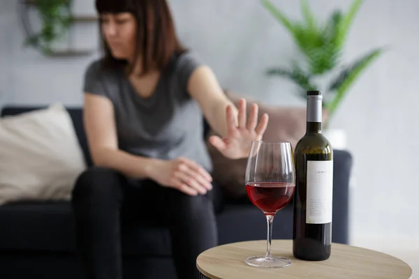 Gesundes Lifestylekonzept Junge Frau Verweigert Glas Rotwein Mit Offener Handfläche — Stockfoto