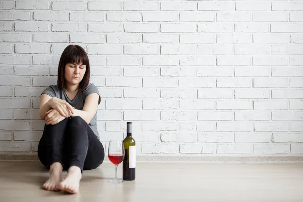 Ženský Alkoholismus Vztah Rozvod Deprese Koncept Nešťastná Stresovaná Žena Sedí — Stock fotografie