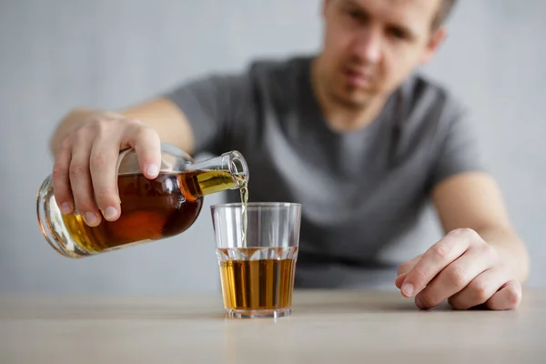 Alkoholism Koncept Närbild Manliga Händer Hälla Alkohol Glas — Stockfoto