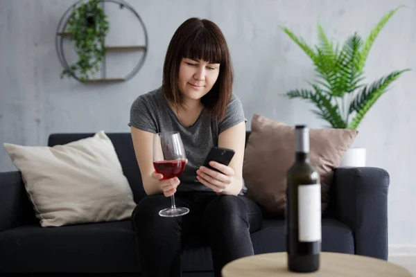 Porträt Einer Jungen Frau Die Rotwein Trinkt Und Hause Ihr — Stockfoto