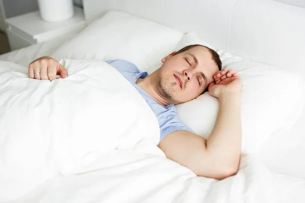 Buen Concepto Mañana Retrato Del Joven Durmiendo Cama Casa Hotel —  Fotos de Stock