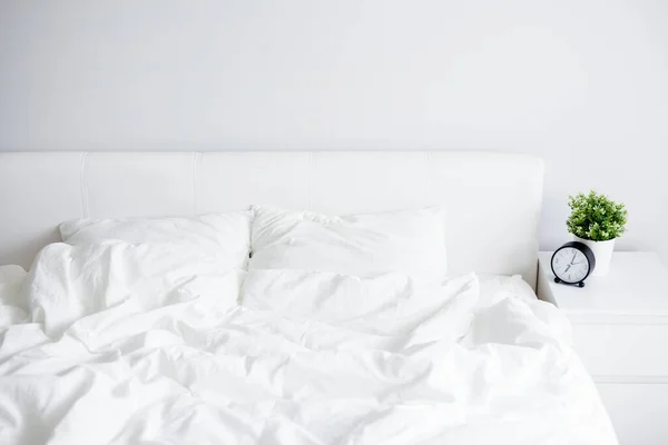 Cama Sin Hacer Con Manta Blanca Dos Almohadas Mesita Noche — Foto de Stock