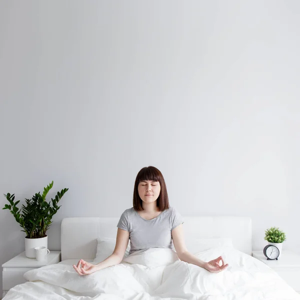 Szczęśliwa Kobieta Siedzi Łóżku Pozycji Jogi Domu Kopiuj Przestrzeń Białym — Zdjęcie stockowe
