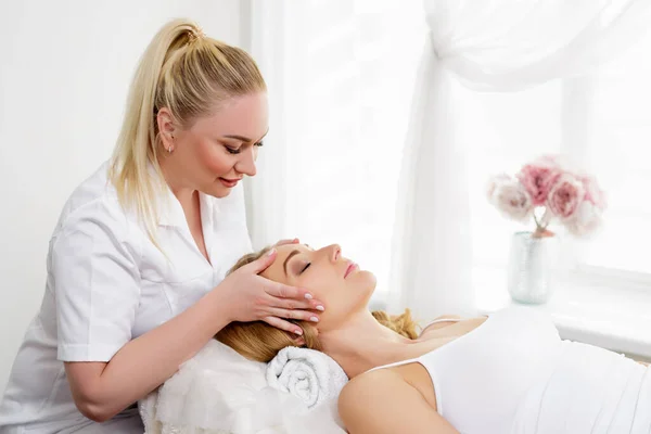 Spa Resort Beleza Conceito Saúde Massagista Esteticista Feminino Cliente Mulher — Fotografia de Stock