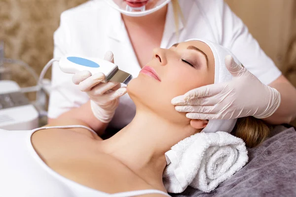 Kosmetologia Koncepcja Piękna Zbliżenie Pięknej Kobiety Otrzymującej Kawitację Ultradźwiękową Zabieg — Zdjęcie stockowe