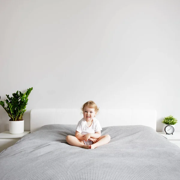 Happy Little Girl Sitting Bed Modern Bedroom Copy Space White — Stock Photo, Image