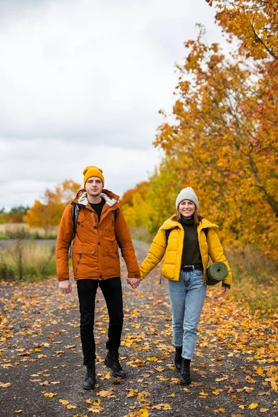 Couple Mignon Randonneurs Avec Sacs Dos Marchant Dans Forêt Automne — Photo