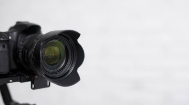 fotoğrafçılık ve video konsepti - modern dslr kameranın beyaz arkaplan üzerinde fotokopi alanı ile kapatılması