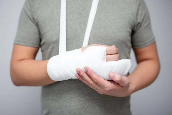 Fraktur Och Första Hjälpen Koncept Närbild Manlig Hand Med Bandage — Stockfoto