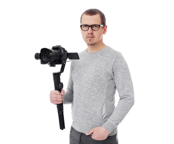 ホワイト バックで隔離されたジンバル スタビライザーのカメラを持つプロのビデオカメラマン — ストック写真