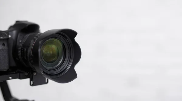写真とビデオ撮影のコンセプト コピースペースで白い背景に現代のDslrカメラのクローズアップ — ストック写真